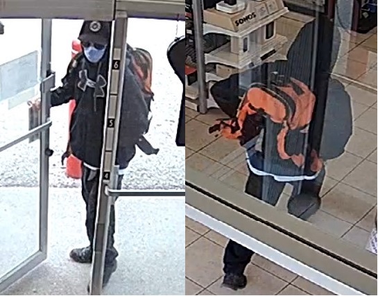 Image de l’homme soupçonné de vol qui est vu de face et de dos, portant un sac à dos caractéristique orange et noir.
