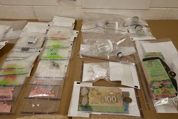 Photo 2 drugs and cash seized by police