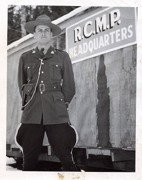 photo of the late James Smythe regimental number 15302 in front of the original detachment 